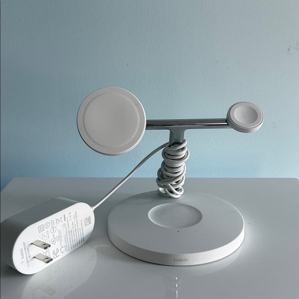 Belkin Silver and White Charging Dock